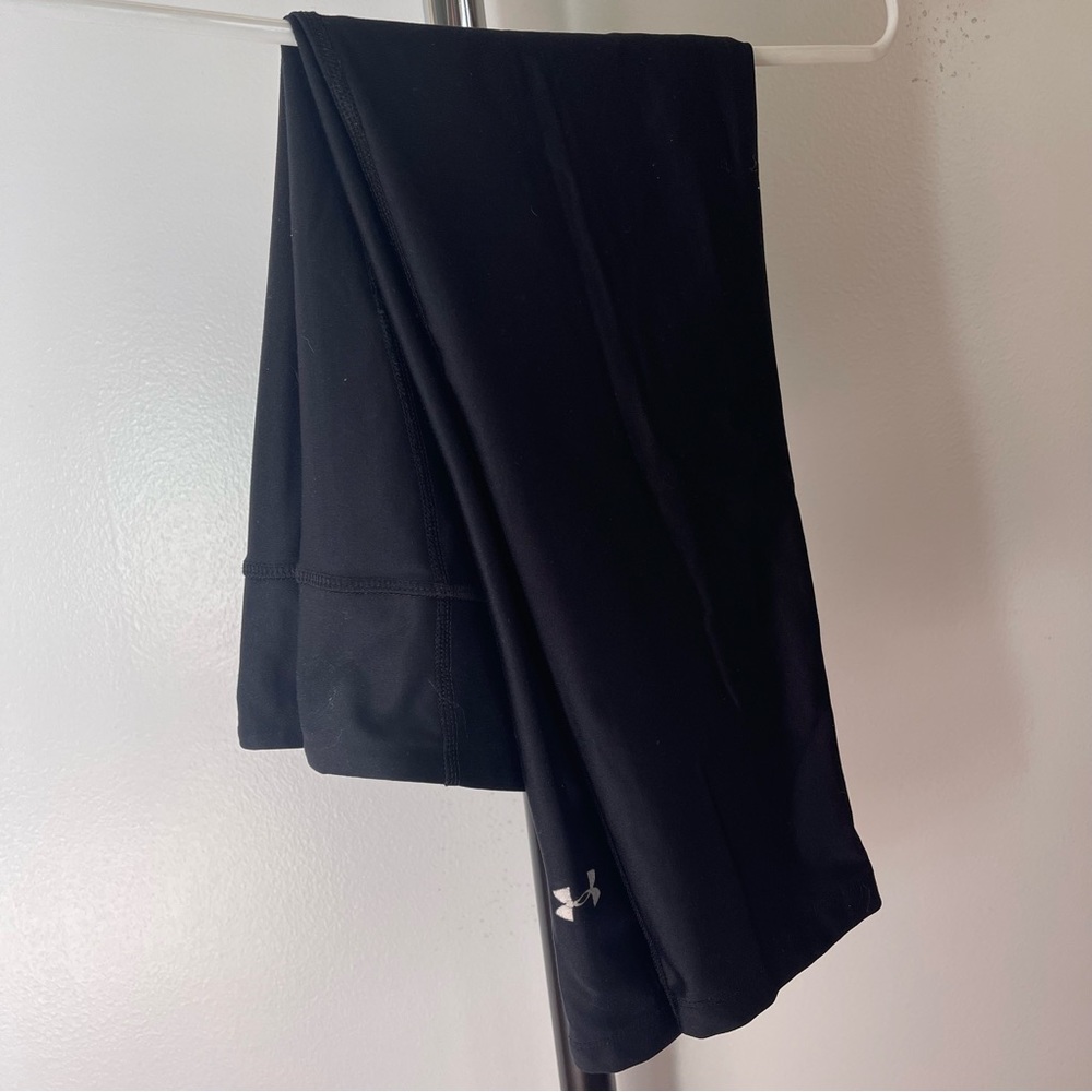 Women’s XS black Under Armour capri workout leggings.